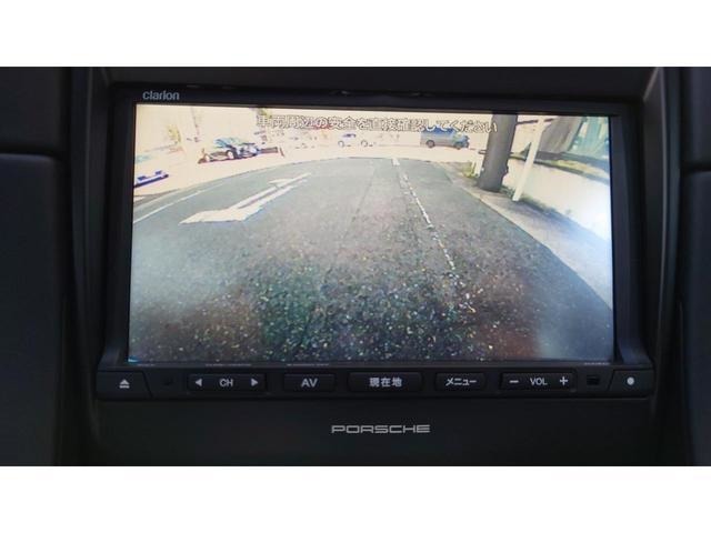 バックカメラ：　駐車時の視界を確保し、安全な操作をサポート。