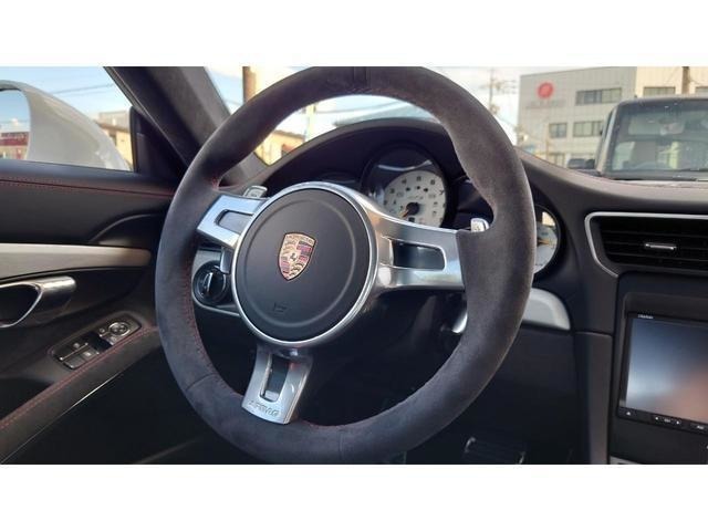 GT3は、軽量化を徹底的に追求しており、CFRP製のフロントリッドや軽量ガラスウインドウを採用しています。これにより、俊敏でダイレクトなハンドリングが実現され、運転の楽しさが倍増します。
