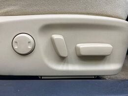 【パワーシート】スイッチ一つで簡単にシートの微調整が可能！電動だから力もいりません！快適なシートポジションにセットして、快適なドライブをお楽しみください。