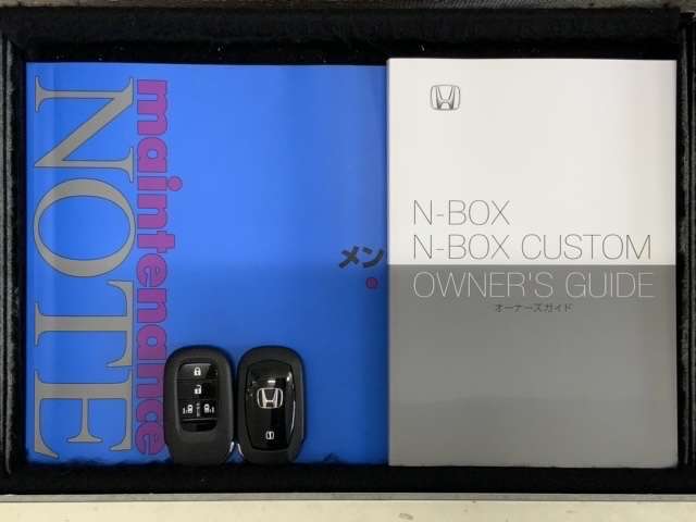 スマートキーは鍵をバッグに入れたままでもドアロックの開閉やエンジンのON・OFFができます。夜間や雨の日も鍵を探さなくて良いので便利です。