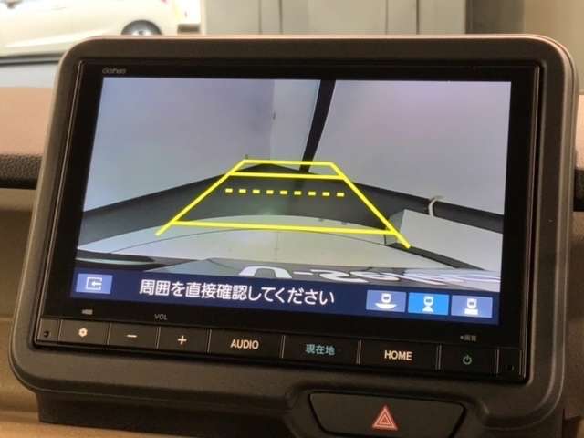 リバースギアに入れるだけで後方の表示へ切り替わります。夜間や雨の日の駐車も楽になりますよ。