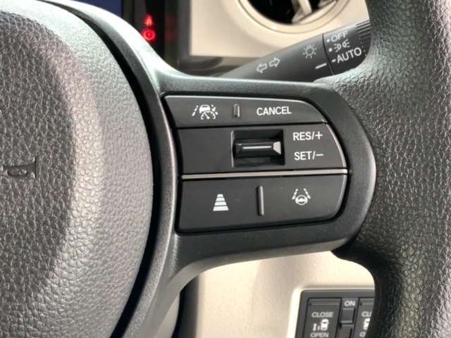クルーズコントロールを装備しています。高速道路などで一定の速度で走ってくれるので運転が楽ですよ！速度を設定できますので、スピードの出しすぎにも注意できます。