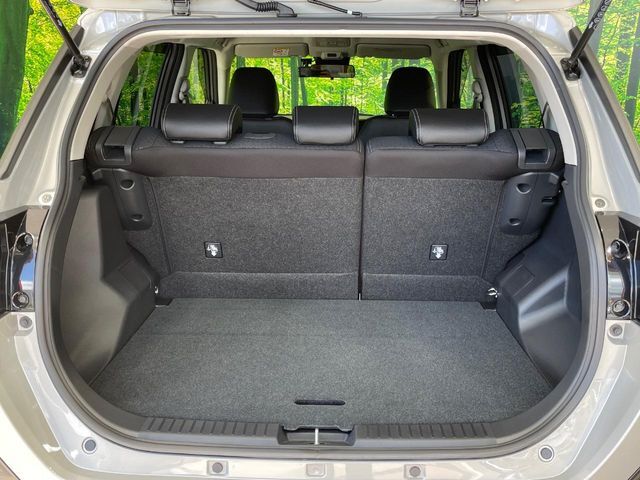積み下ろしのしやすいデッキにはたっぷりと荷物を積み込んでいただけます。遊びから仕事まで、様々なシーンで頼れます♪