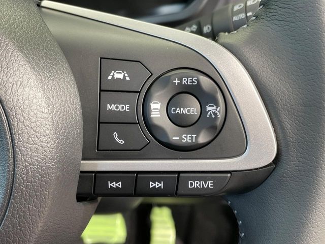 【アダプティブクルーズコントロール】高速道路での長距離走行が楽に！！自動で速度を保つクルーズコントロールが、衝突軽減システムと連携し、前方の車両を感知して車間を保つように速度調節してくれます！！