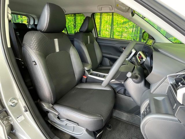 運転席まわりには十分なスペースがあり、大柄な方でもゆったり運転していただける環境です。
