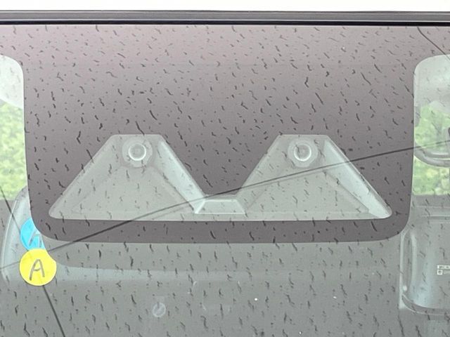 【スマートアシスト】走行中に前方の車両等を認識し、衝突しそうな時は警報とブレーキで衝突回避と被害軽減をアシスト。より安全にドライブをお楽しみいただけます。