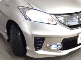 【HIDヘッドライト】夜間や雨天時でも遠くまでしっかりと見渡せ、安全性と安心感を高めるディスチャージヘッドライト装備！フォグライトも装備しておりますので、夜道での安心感が更にUPです！