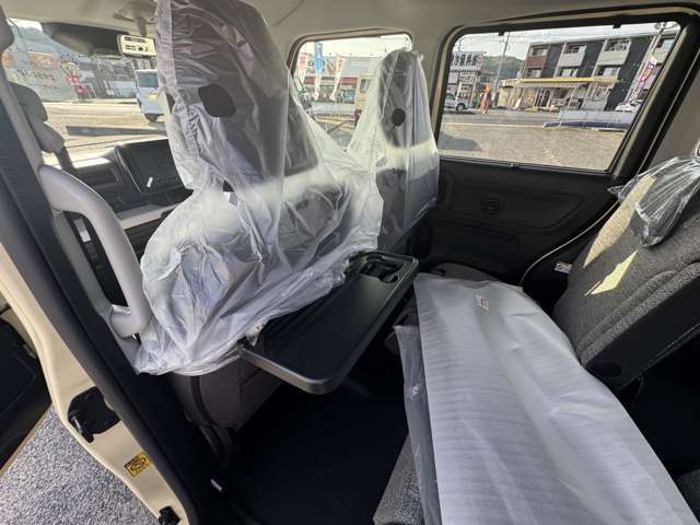 シートバックテーブル両側付いてます。