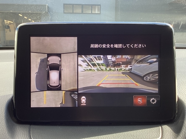 バックカメラ付きで駐車時もしっかりサポート。