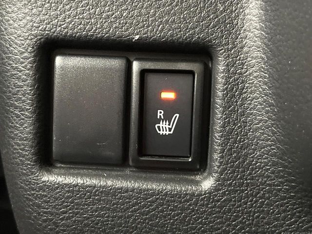 【シートヒーター】寒い日に重宝するシートヒーター！エアコンより早く温まってくれるので寒がりの人も安心ですね♪エアコンの温風は乾燥するから苦手、という方にもをおすすめです。