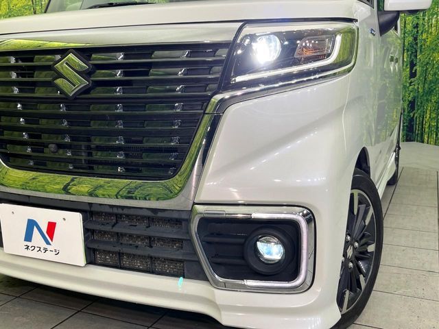 【LEDヘッドライト】悪天候や夜間走行時も良好な視界を確保し安心して運転できる高輝度LEDヘッドライトを装備！点灯速度が早く、消費電力も抑えられています。