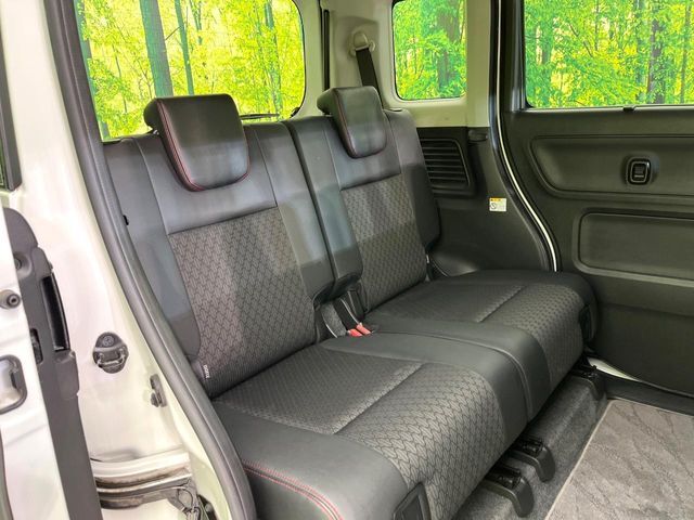 後部座席も気になるようなキズ・汚れやへたり等、大きなダメージはなく、良好な状態です。