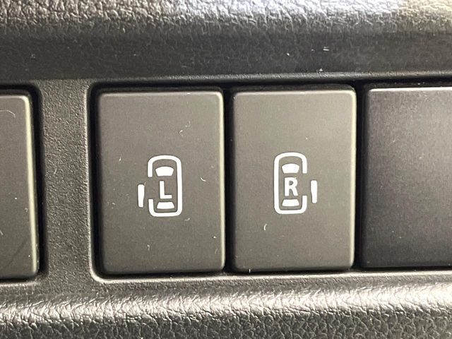 【両側パワースライドドア】スマートキーや運転席のスイッチで後席両側スライドドアの開閉が可能♪電動だから力を入れてドアを開ける必要が無く、小さなお子様でも簡単に開け閉めでき快適です♪