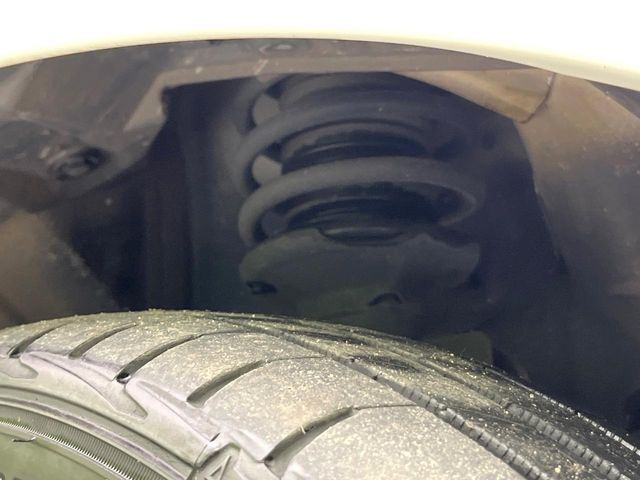 お車を安心してお乗りいただく為には、足回りの定期点検が欠かせません。サービスサポート（有償保証）では無料点検もご提供しており、安心のカーライフをお過ごしいただけるサポート体制が整っています。