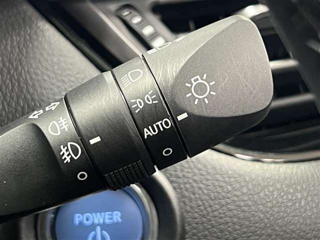AUTOの位置にセットしておくと、暗くなったら自動でライトの点灯をサポートしてくれます！高速道路でのトンネル通過時など便利です！バックフォグはヘッドライト点灯時に使用することが出来ます！