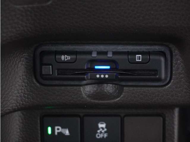 視界広々で非常に運転しやすくロングドライブでも疲れを感じさせないすっきりとまとまったインパネ周りです。