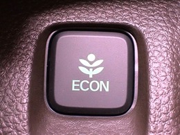 エンジン、エアコンなどを制御し低燃費な『ECONモード』に、また走りを楽しみたいとき、空調など快適性を重視したいときにはスイッチOFFで通常モードに切り替えができます！