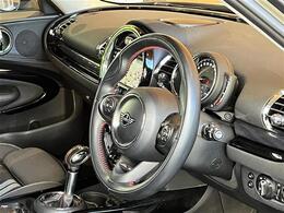 レザーステアリングホイール：手になじみやすいステアリングで左右の機能でナビに触らず、音量調整や切り替えができるので、走行中にとても便利です！