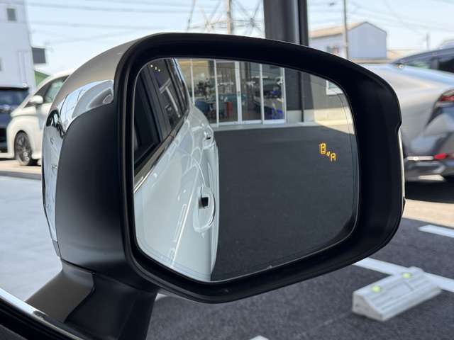【ブラインドスポットモニター】サイドミラーに映らない死角に車両がいる場合、サイドミラーに設置されたマーカーが光って危険をお知らせします！安全装置も多数装備されておりますので、ご安心してお乗り下さい。
