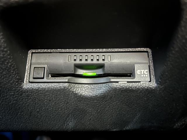【ETC】有料道路を利用する際に料金所で停止することなく通過できる、ETC車載器（ノンストップ自動料金収受システム機器）が装備されています。セットアップを行うことで利用可能になります。