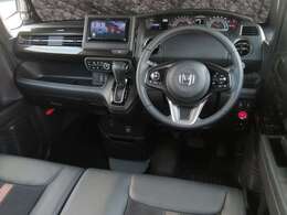 JF3系、ホンダのN-BOX、前期型が入荷致しました！レギュラー走行のお車です。車両重量930kg・JC08モード燃費は20.2km/L・直列3気筒ターボエンジン・64馬力のお車です（※カタログ参照）