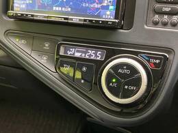 【オートエアコン】一度お好みの温度に設定すれば、車内の温度を検知し風量や温度を自動で調整。暑い…寒い…と何度もスイッチ操作をする必要はありません。快適な車内空間には必須の機能ですね♪
