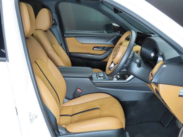 運転席のドアを開け、乗り込む際のイメージです。ナッパレザー(タン)シートはプレミアムスポーツのみに選択可能です。