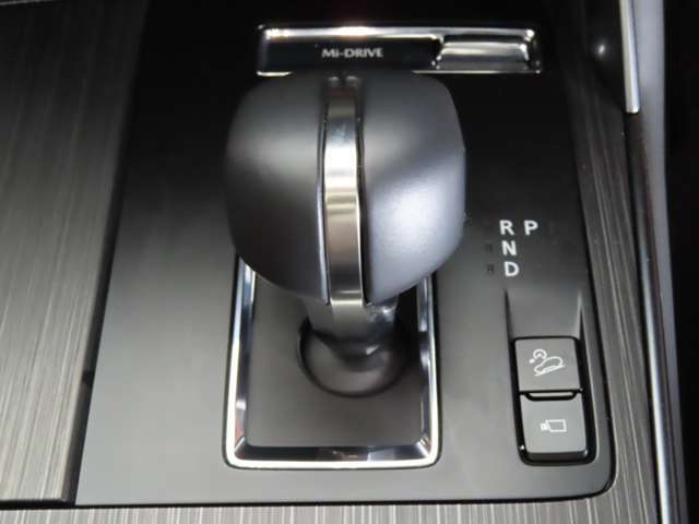 CX-60のシフトレバーです。MTモード付きの7ATで、しなやかな走りを支えます。また、足元にはフロアマットも装着済みです。