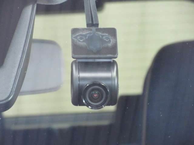 万が一のトラブルのときにも役に立つドライブレコーダーを装備しています。側面衝突や幅寄せ・割り込み対策に！