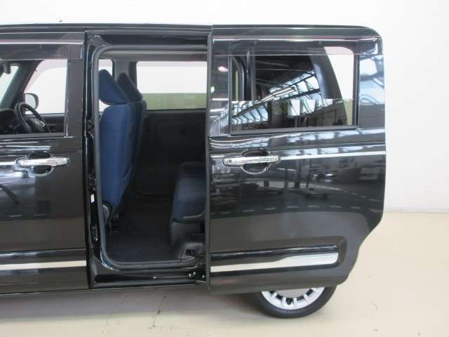 両側パワースライドドア付きだから、狭い駐車スペースなどでの 乗り降りラクラク！小さなお子さまのいるご家庭には嬉しい装備。