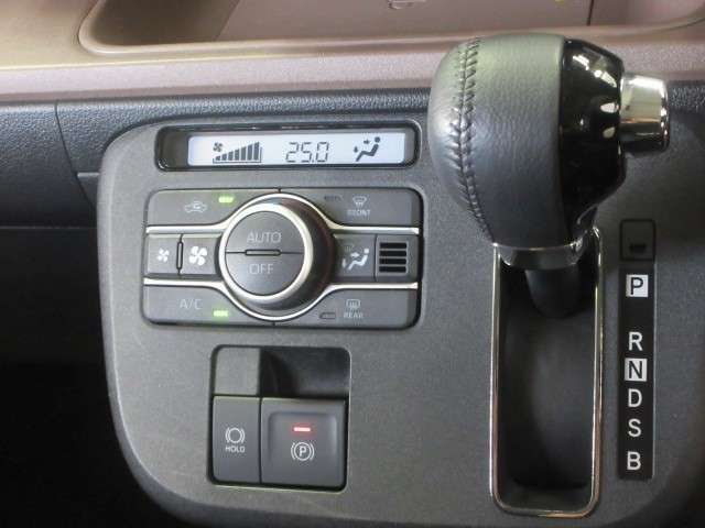 エアコンはオートエアコンになっています。