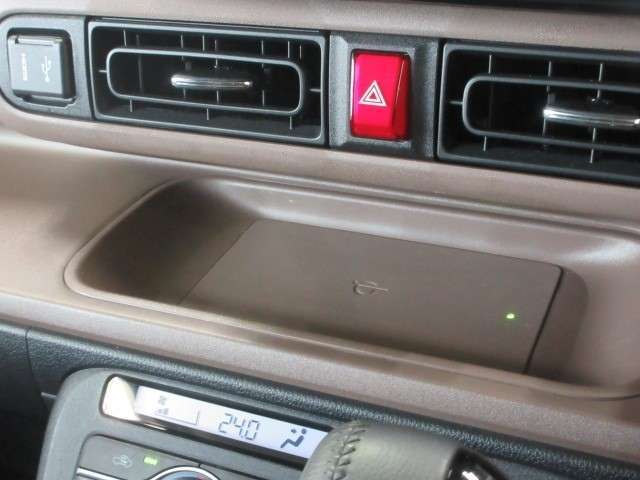 スマートフォン（対応している機種に限ります）など置くだけで充電する事ができます。