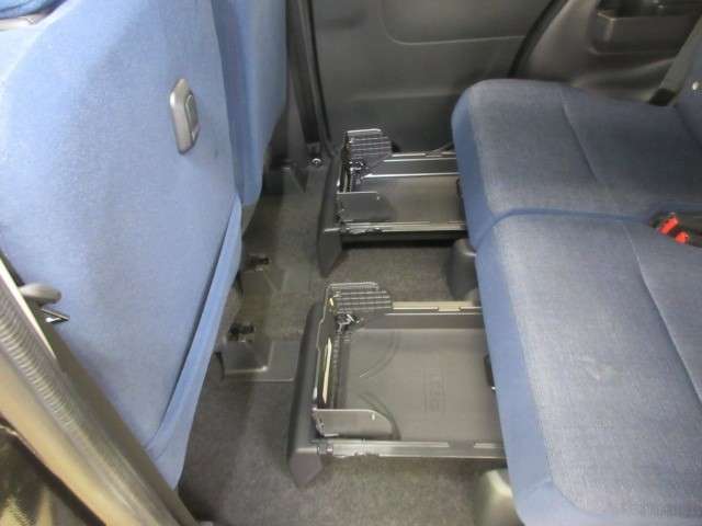 後席のシート下に「置きらくボックス」が付いています。