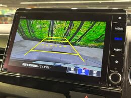 【バックカメラ】駐車時に後方がリアルタイム映像で確認できます。大型商業施設や立体駐車場での駐車時や、夜間のバック時に大活躍！運転スキルに関わらず、今や必須となった装備のひとつです！