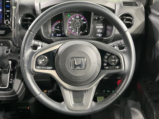 【ステアリングスイッチ】運転中、前方から目線をそらすことなく、オーディオ等の操作が可能な便利機能！安心＆快適なドライブを演出してくれます♪