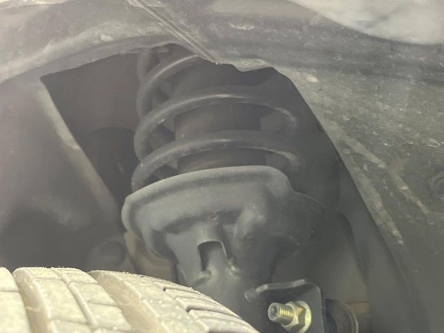お車を安心してお乗りいただく為には、足回りの定期点検が欠かせません。サービスサポート（有償保証）では無料点検もご提供しており、安心のカーライフをお過ごしいただけるサポート体制が整っています。