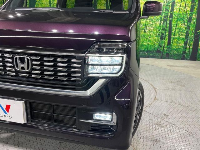 【LEDヘッドライト】悪天候や夜間走行時も良好な視界を確保し安心して運転できる高輝度LEDヘッドライトを装備！点灯速度が早く、消費電力も抑えられています。