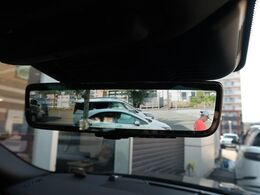車体に装備したカメラによる後方映像が、ルームミラーに映し出されます。後席に人が座っていても、ラゲッジスペースに荷物を満載していても、車両後方の様子をはっきりと確認できます。
