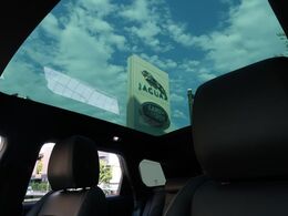 明るく開放的な光を生み出し広々とした空間を演出するパノラミックルーフ！ダークティンテッド強化ガラスは快適な車内温度を維持し日差しの影響を抑えるとともにプライバシーを保つ。電動サンブラインドも装備！