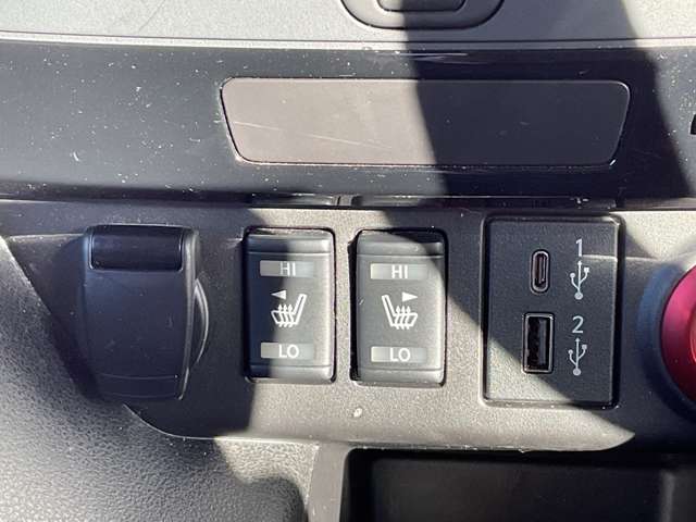 運転席・助手席シートヒーターです。寒い冬も快適です。