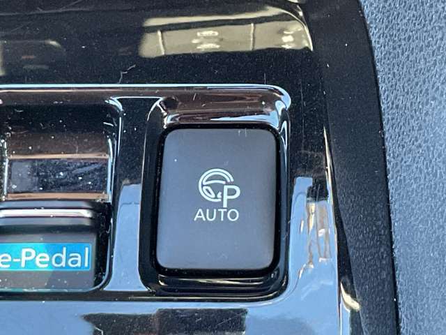 プロパイロットパーキングです。指一本で車庫入れ可能です。縦列駐車もできます！