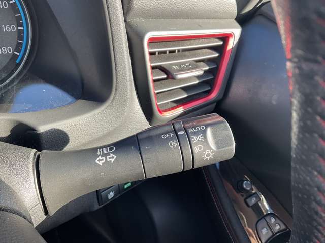 オートライトスイッチです。トンネルなど車外の明るさを感知して自動でヘッドライトを点灯します。