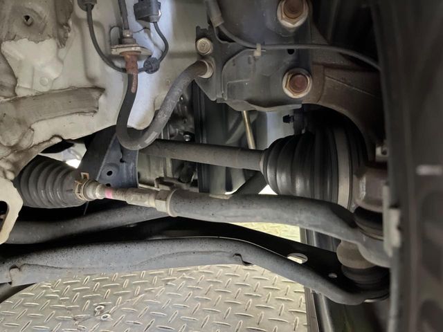 お車を安心してお乗りいただく為には、足回りの定期点検が欠かせません。サービスサポート（有償保証）では無料点検もご提供しており、安心のカーライフをお過ごしいただけるサポート体制が整っています。