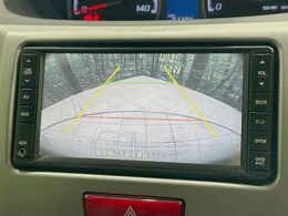 【バックカメラ】駐車時に後方がリアルタイム映像で確認できます。大型商業施設や立体駐車場での駐車時や、夜間のバック時に大活躍！運転スキルに関わらず、今や必須となった装備のひとつです！