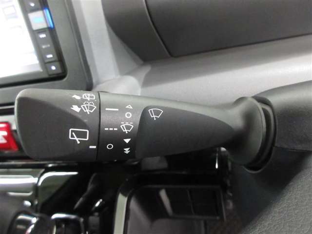 小雨時に便利な、ミスト機構付ワイパーです。