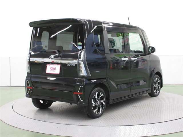 低い位置から大きく開くバックドアは、重い物も楽に積込めます。