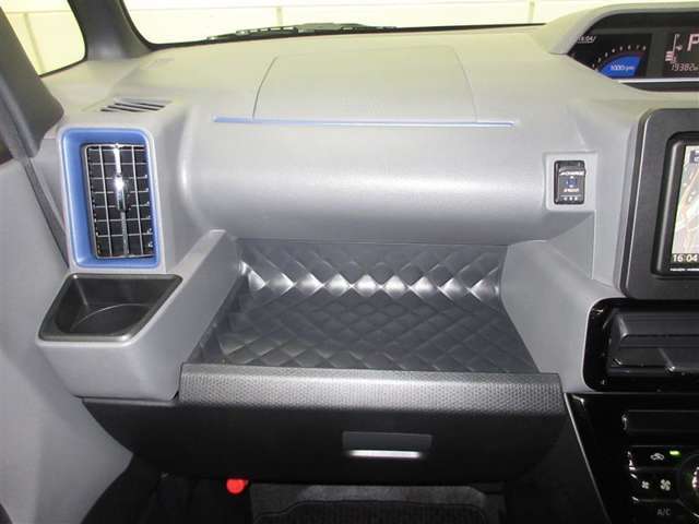 助手席オープントレイです。