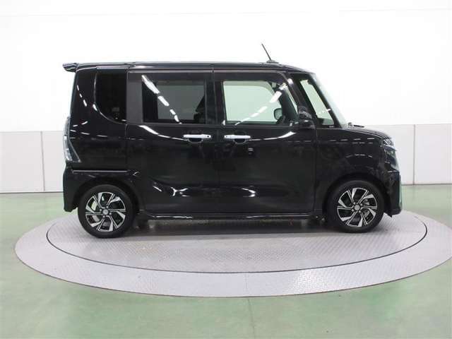 両側スライドドアで狭い駐車場での乗り降りもラクラクです。