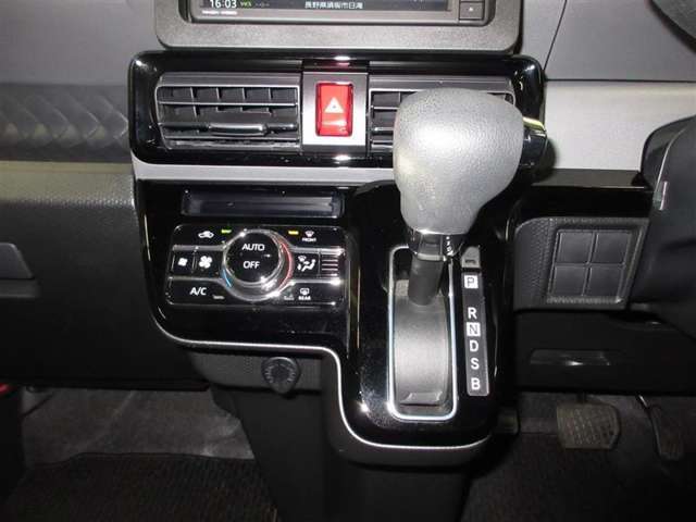 温度設定だけで後は自動制御のフルオートエアコン、シフトしやすいグリップ型シフトチェンジです。