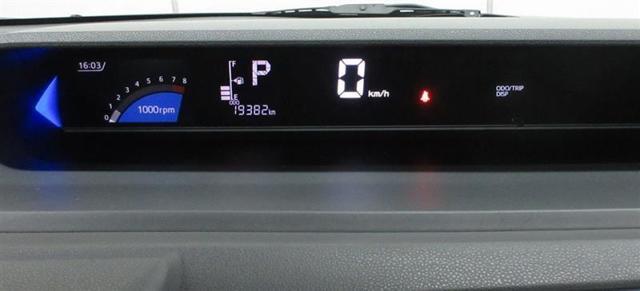 メーターはデジタル表示でタコメーター、エコドライブ、オートエアコンステータス、時計などを切り替えられるようになっています。